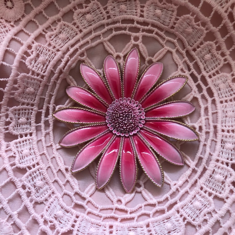 VINTAGE Pink daisy flower brooch pin